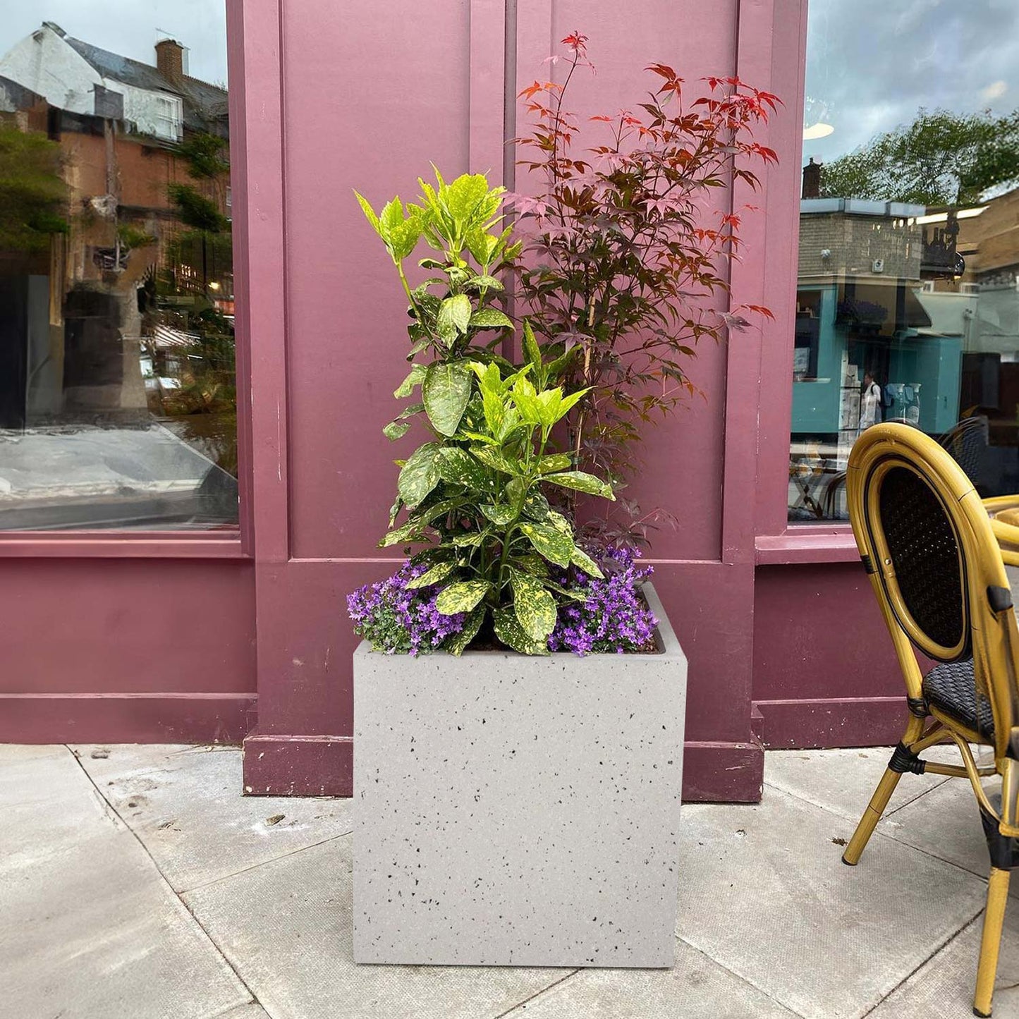 IDEALIST Lite Contemporary Flower Box Square Garden Planter, Light Concrete Outdoor Large Plant Pot H40 L40 W40 cm, 65L